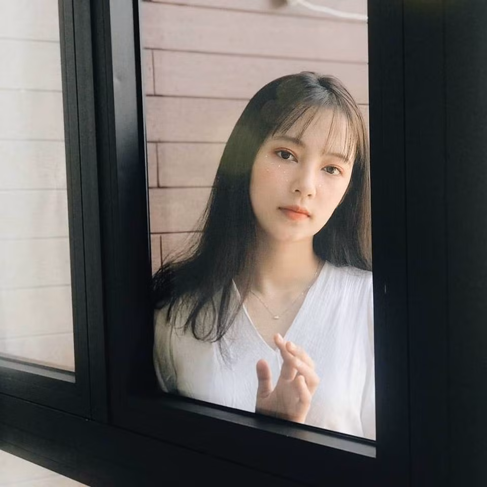 Khi không diện áo dài, Linh cũng xinh đẹp ngất ngây khi diện những bộ quần áo bình thường.