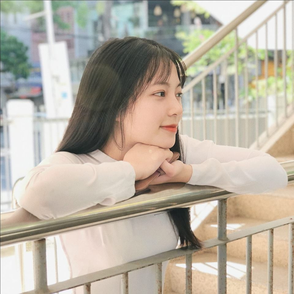 Chỉ cần nghiêng mặt thôi, cô bạn nữ sinh 10X Đà Nẵng này đã có những bức ảnh "thanh xuân" tuyệt đẹp.