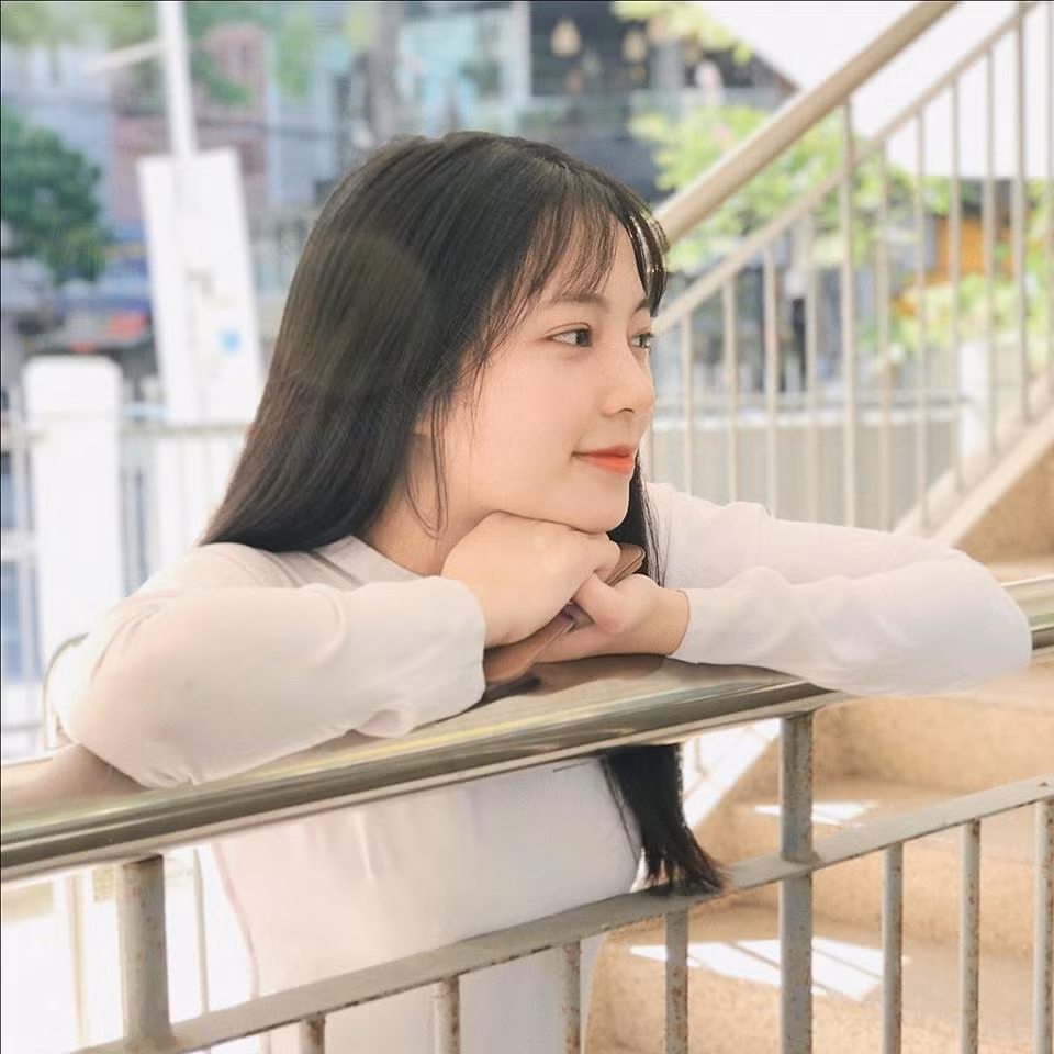 Chỉ cần nghiêng mặt thôi, cô bạn nữ sinh 10X Đà Nẵng này đã có những bức ảnh "thanh xuân" tuyệt đẹp.