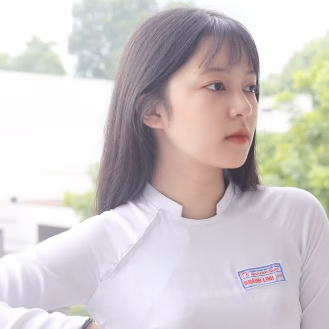 Mới đây trên MXH những bức ảnh của một nữ sinh 10X Đà Nẵng trong chiếc áo dài trắng, nụ cười chúm chím duyên dáng cùng góc mặt nghiêng xinh đẹp đã khiến biết bao trái tim cô đơn phải tan chảy.