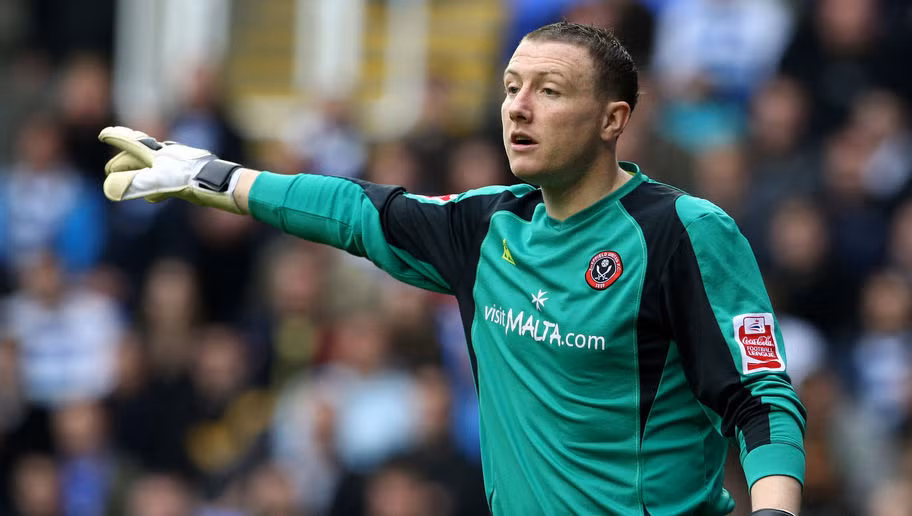 Paddy Kenny phải nhận án phạt 9 tháng cấm thi đấu sau khi bị phát hiện dương tính với chất doping vào năm 2009. Tuyển thủ người Ailen này từng có công rất lớn khi giúp Sheffield United trở lại giải Ngoại hạng Anh.
