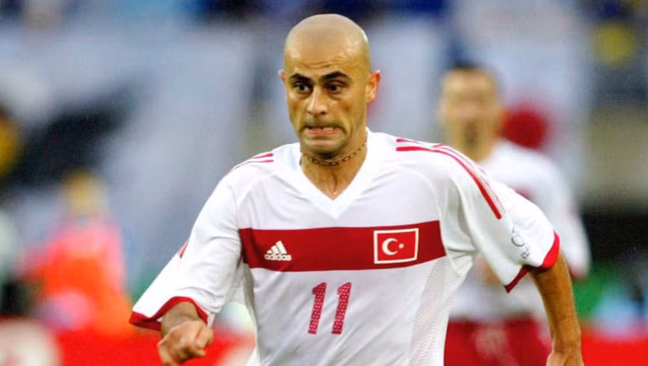 Hasan Sas là cầu thủ ngôi sao giúp ĐT Thổ Nhĩ Kỳ có vị trí thứ ba tại World Cup 2002. Nhưng trước đó, cựu cầu thủ của Galatasaray đã từng bị cấm thi đấu tới 6 tháng sau khi bị phát hiện sử dụng chất doping.