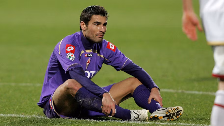 Adrian Mutu bị CLB Chelsea đuổi việc do dương tính với chất cocaine vào tháng 5 năm 2004. Bên cạnh đó, cầu thủ này cũng nhận án phạt từ FIFA cùng tội danh trên với 6 tháng tháng cấm thi đấu.