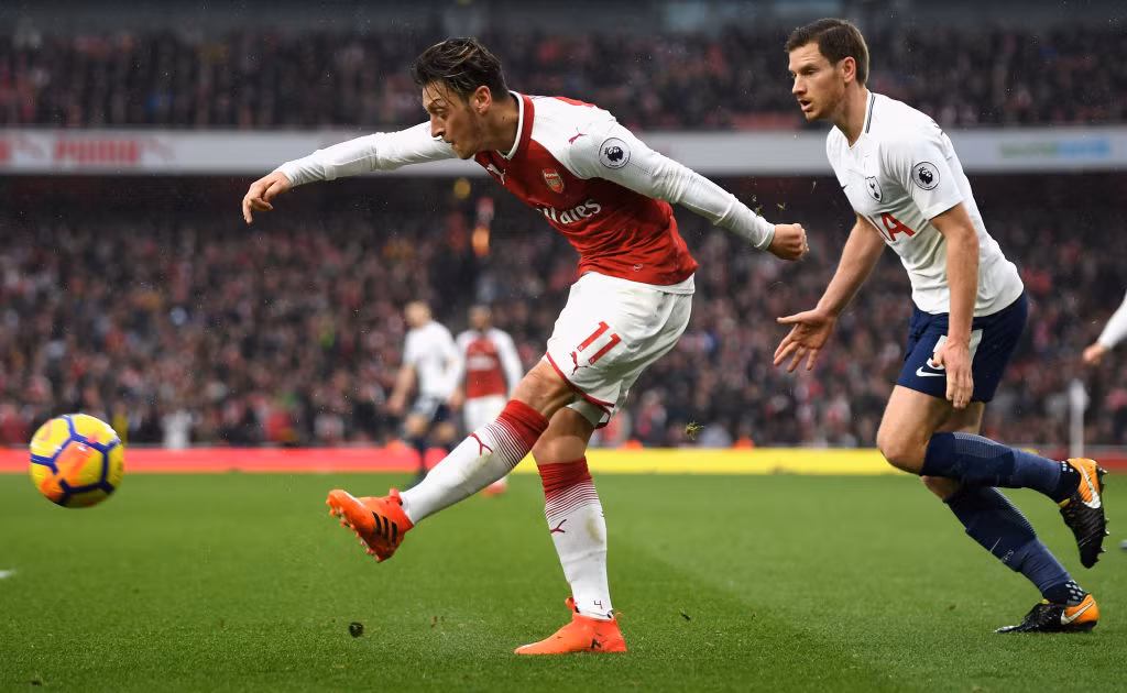 Ozil chuyển hướng nhận lời M.U: Theo nguồn tin chuyển nhượng bóng đá mới nhất phát đi từ báo chí Thổ Nhĩ Kỳ, Mesut Ozil đã đồng ý chuyển đến thi đấu cho M.U. Trước đó cũng đã có rất nhiều thông tin cho rằng, cầu thủ người Đức này sẽ quay về Tây Ban Nha để làm đối tác chiến lược với Iniesta trong màu áo Barca. Ảnh: Mirror