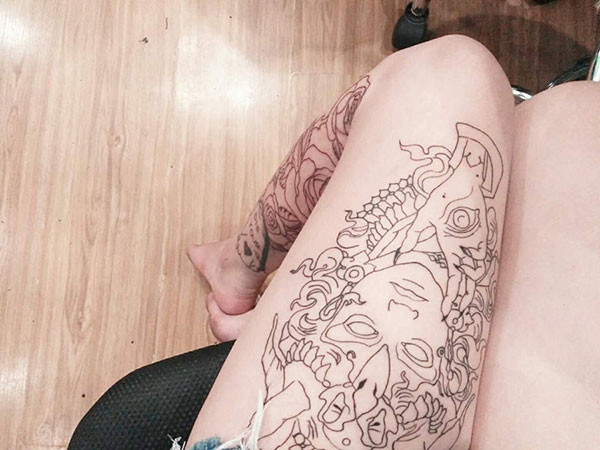 Sau khi bị lộ những hình xăm, Phụng bắt đầu nhận được những lời khuyên can của mẹ. Tuy nhiên, khi nghe Phụng chia sẻ về đam mê và giấc mơ trở thành một nữ thợ xăm, mẹ của Phụng gật đầu đồng ý để con gái theo đuổi con đường riêng.