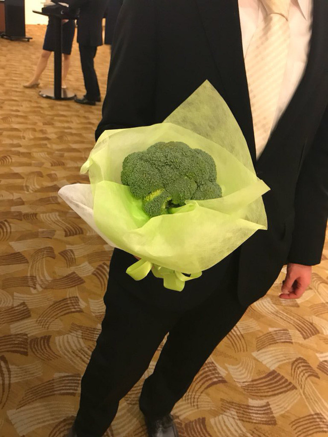 Chứng kiến những bức ảnh về hoa súp lơ, dân mạng để lại bình luận rằng: "Đúng là trong tình yêu đôi khi chẳng cần phải có quy chuẩn nào. Có khi tặng hoa hồng lại chẳng thích đâu nhưng tặng hoa súp lơ lại thuận lợi cả đôi đường. Vừa độc lạ vừa có thể để xào ăn ngay".