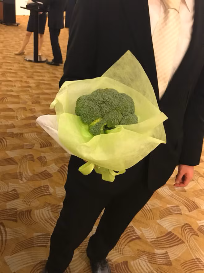 Chứng kiến những bức ảnh về hoa súp lơ, dân mạng để lại bình luận rằng: "Đúng là trong tình yêu đôi khi chẳng cần phải có quy chuẩn nào. Có khi tặng hoa hồng lại chẳng thích đâu nhưng tặng hoa súp lơ lại thuận lợi cả đôi đường. Vừa độc lạ vừa có thể để xào ăn ngay".