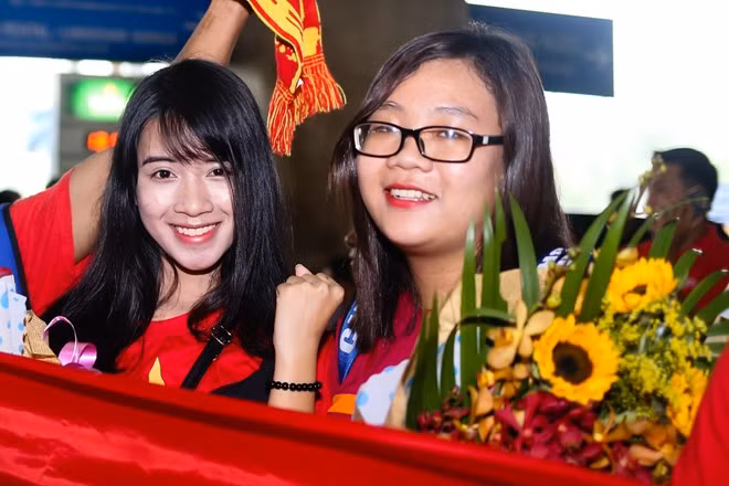 Mặc dù trời mưa tầm tã nhưng vượt qua mọi khó khăn về thời tiết đã có gần 100 CĐV của VFS đã lặn lội tới sân bay để đón chào đoàn quân của HLV Hoàng Anh Tuấn.
