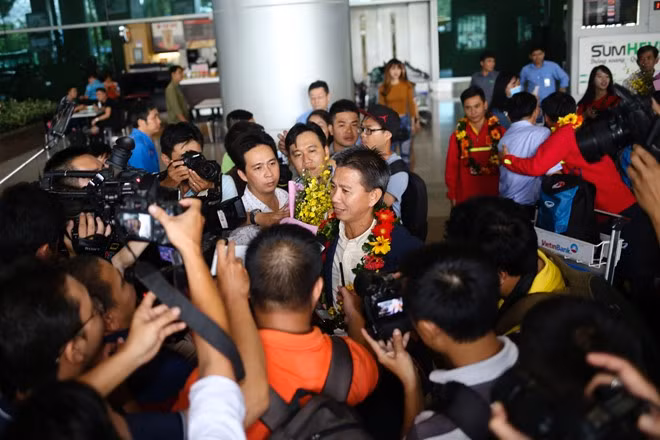 Chiều 31/10, chuyến bay đưa BLĐ cùng các cầu thủ U19 Việt Nam từ Bahrain trở về nước đã hạ cánh an toàn tại sân bay quốc tế Tân Sơn Nhất (TP HCM). Rất đông khán giả đã đến sân bay để đón chào các người hùng tuổi U19 sau khi họ hoàn thành xuất sắc nhiệm vụ tại VCK U19 châu Á.