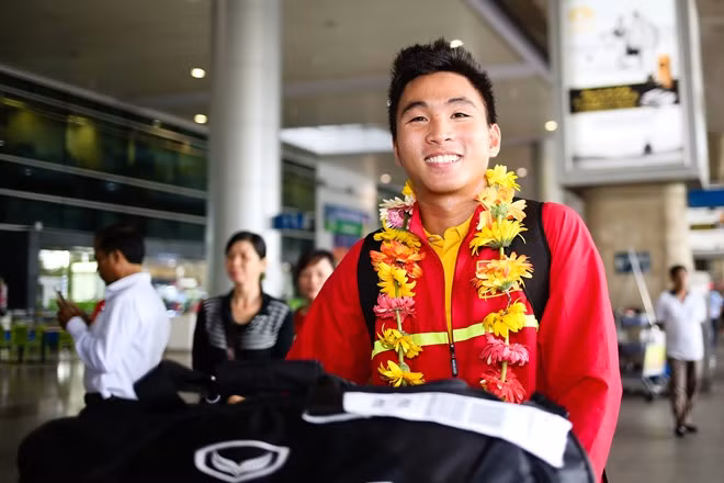 Nụ cười tươi rói của tiền đạo Trần Thành, người đã có bàn thắng duy nhất vào lưới Bahrain để đưa U19 Việt Nam vào bán kết U19 châu Á và cao quý hơn là tấm vé tới U20 World Cup 2017.