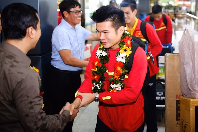 Đại diện lãnh đạo LĐBĐ Việt Nam (VFF) ông Trần Quốc Tuấn đã có mặt ở sân bay Tân Sơn Nhất từ rất sớm để đón các cầu thủ U19 Việt Nam.