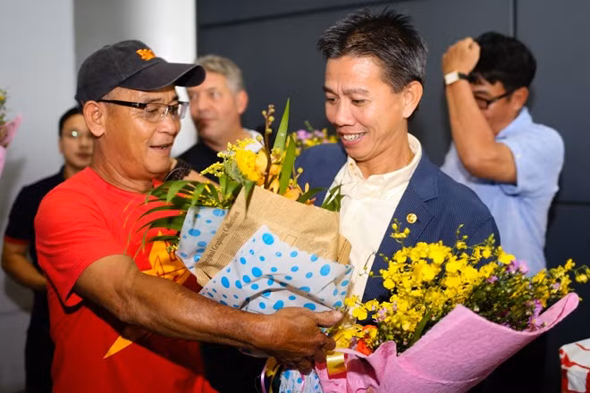 Đại diện CĐV VFS chú Trần Hữu Nghĩa đã ra tận sân bay để đón đoàn quân của HLV Hoàng Anh Tuấn trong ngày trở về. Theo dự kiến, ngay sau khi trở về TP HCM, nhóm cầu thủ U19 được gọi tập trung cho U22 sẽ được nghỉ 2 ngày cùng gia đình sau đó tiếp tục trở ra Hà Nội để hội quân. Ảnh: Nguyên Trí - Hải An.