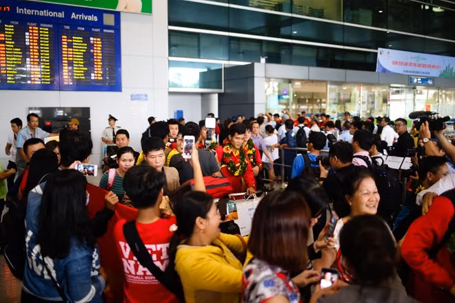 Một góc sân bay Tân Sơn Nhất trở nên nhộn nhịp bởi sự xuất hiện của các cầu thủ U19 Việt Nam trong ngày trở về.