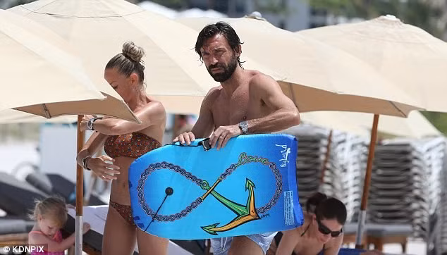 Có mặt tại Maiami còn có Tiền vệ lão tướng Andrea Pirlo của Juventus. Tiền vệ 36 tuổi này đang có kì nghỉ cùng cô vợ của mình.