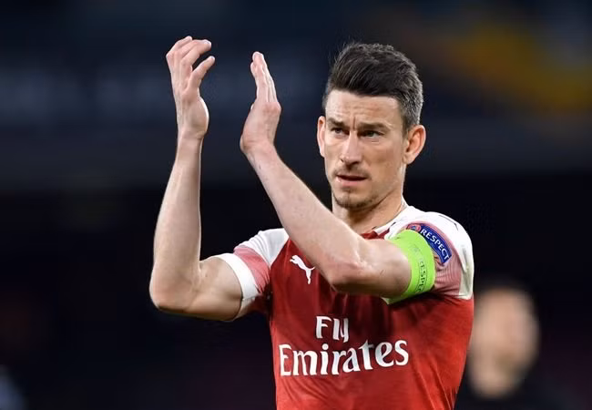 Trên trang chủ, Arsenal chính thức thông báo Laurent Koscielny sẽ rời Premier League để gia nhập màu áo Bordeaux. Nhà đương kim á quân Europa League sẽ thu lại 6 triệu euro từ thương vụ này (bao gồm cả tiền thưởng).