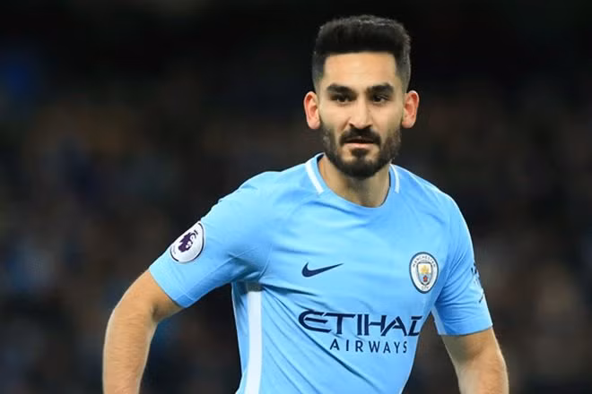 Hợp đồng của Gundogan với Man City chỉ còn hạn đến hè năm sau và anh không hề cho thấy bất cứ dấu hiệu nào về việc kí hợp đồng mới. Thậm chí theo tờ Express, nhiều thành viên của CLB đã lo lắng có thể anh sẽ chọn đến chơi cho đối thủ Liverpool.