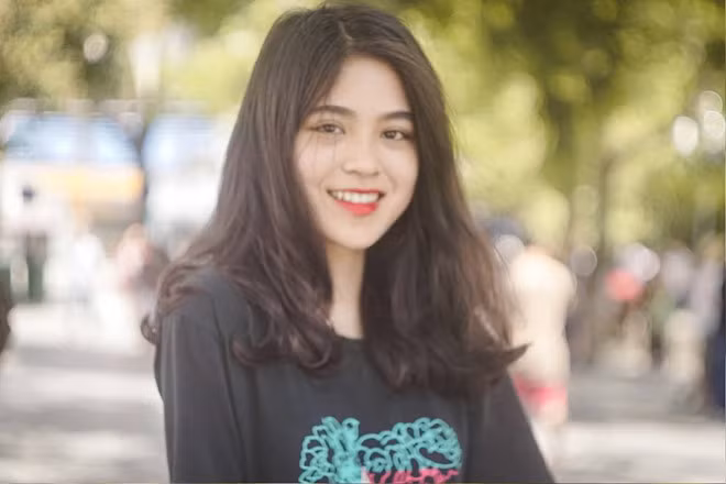 Sở hữu mái tóc dài, gương mặt thanh tú, Hải Yến hiện là mẫu ảnh cho nhiều shop thời trang online. Hiện trang cá nhân của hot girl đồng phục 10X này có hơn 12.000 người theo dõi.