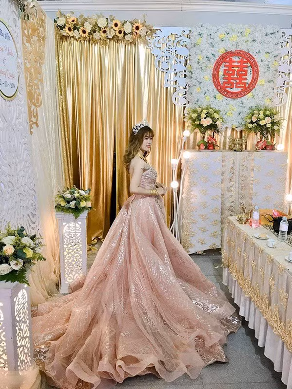 Theo như quan sát, chưa kể những chiếc dây chuyền vàng trên cổ, chỉ tính nguyên số nhẫn trên tay cô dâu thôi đã có khoảng 26 chiếc.