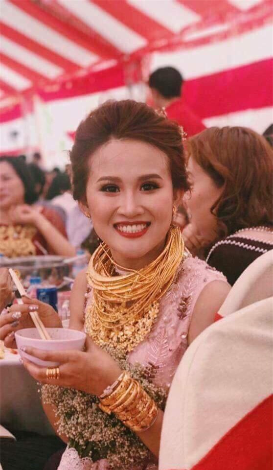 Tuy nhiên, hầu hết cư dân mạng đều gửi lời chúc mừng hạnh phúc cặp đôi và cho rằng tiền bạc là vật ngoài thân.