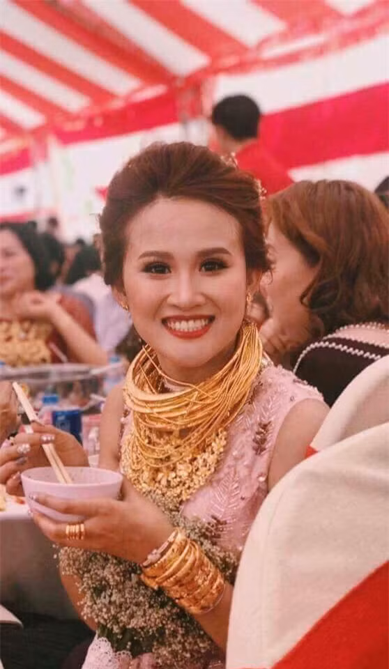 Tuy nhiên, hầu hết cư dân mạng đều gửi lời chúc mừng hạnh phúc cặp đôi và cho rằng tiền bạc là vật ngoài thân.