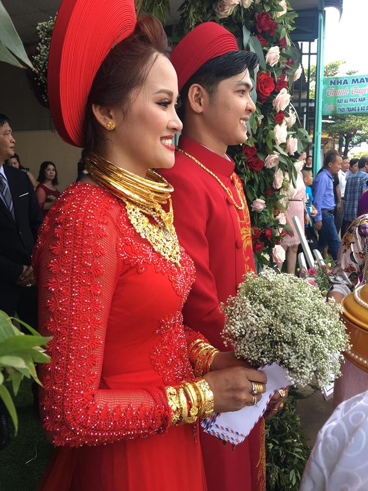 Nhiều người tếu táo cho rằng: "Cô dâu này thương thật, đeo nhiều vàng như thế chắc mệt lắm. Nếu nặng quá để mình đeo đỡ cho".