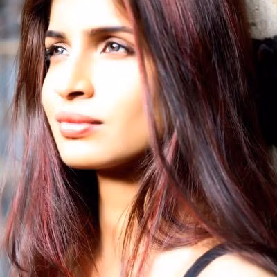 Ngoài việc làm cơ trưởng trẻ nhất của Boeing 777, Anny còn có bằng cử nhân trong ngành hàng không và bằng thạc sĩ về luật.