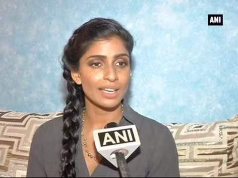 Anny thừa nhận con đường của cô không dễ dàng và cô từng bị bắt nạt vì kỹ năng tiếng Anh quá kém của mình. Cụ thể, cô gái người Ấn Độ này chia sẻ trên trang Mirror: "Mọi người cười nhạo tôi nhưng tôi biết tôi phải nói tiếng Anh kể cả khi tôi phạm sai lầm. Mọi người chế nhạo vì khả năng tiếng Anh kém của tôi và điều đó khiến tôi bị tổn thương rất nhiều".