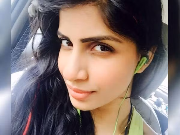 Anny kiên trì với con đường sự nghiệp cho đến khi cô có thể nhập học trường Indira Gandhi Rashtriya Uran Akademi (IGRUA) - một trường phi công ở Uttar Pradesh.