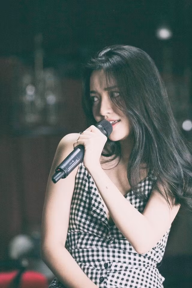 Trở lại với bản hit "Bùa Yêu" cực kỳ thành công, tên tuổi của Bích Phương đã được hâm nóng phần nào. Suốt thời gian qua, dân tình cứ lẩm nhẩm "yêu hay không yêu".