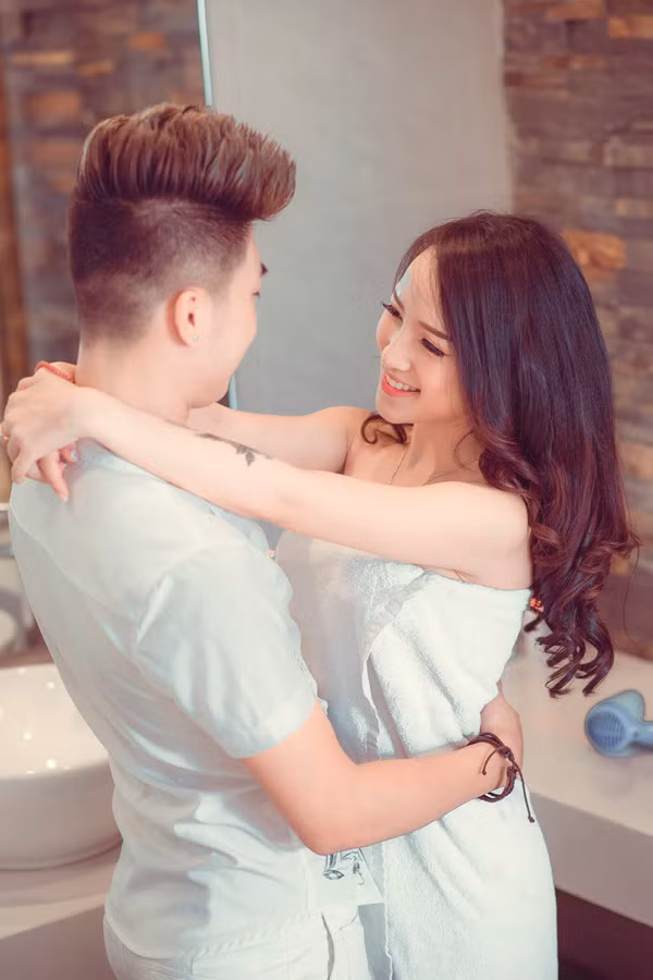 Còn Trân Anh cho biết, cô rất hạnh phúc khi có một người yêu chu đáo và luôn biết quan tâm những lúc cô cần. Những lần cô phải đi chụp, chàng trai của cô lại dậy thật sớm để tự tay làm tóc chuẩn bị trang phục cho cô mới yên tâm để người yêu đi chụp.