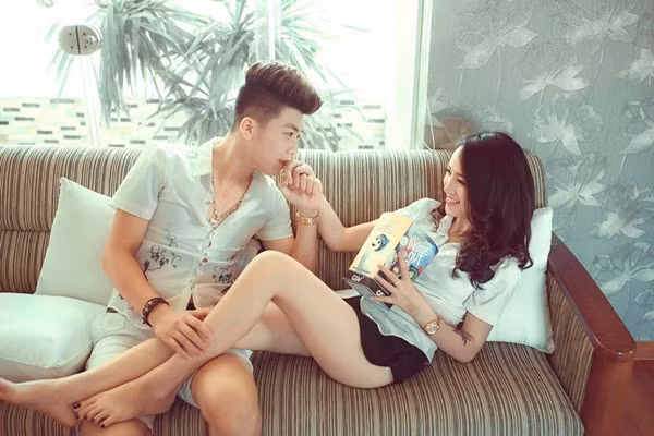 Ngay từ lần đầu gặp mặt, Tuấn Anh đã phải lòng cô nàng xinh đẹp, ăn nói duyên dáng, hóm hỉnh. Còn Trần Anh lại "say nắng" chàng thợ cắt tóc điển trai bởi sự chân thành, nhẹ nhàng và quan tâm sâu sắc từ những điều nhỏ nhất.