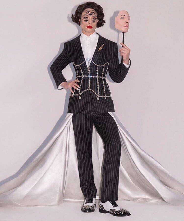 Nickname N.H bình luận: "Quá sức tưởng tượng thực sự không thể hiểu được các nhà thiết kế lại đưa ra những bộ trang phục lạ mắt đến vậy. Nhưng thực sự là đẹp. "