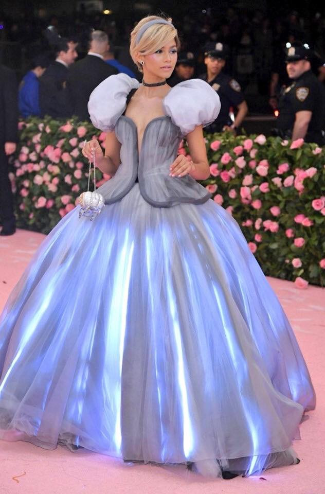 Chiếc váy với thiết kế phát sáng trình diễn tại Met Gala 2019 khiến CĐM cảm thấy thích thú.