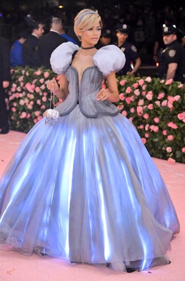 Chiếc váy với thiết kế phát sáng trình diễn tại Met Gala 2019 khiến CĐM cảm thấy thích thú.