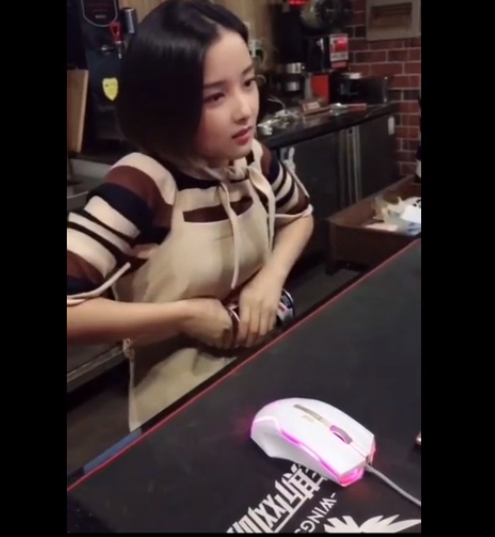 Vẻ mặt dễ thương của Đóa Nhi dễ dàng chinh phục người xem clip qua lại cô trong ca làm việc.