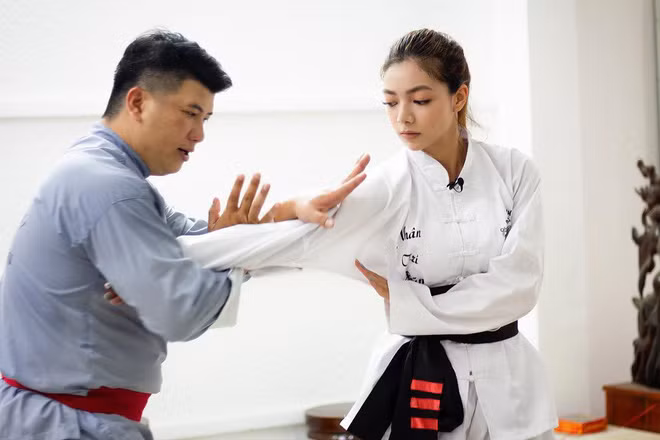 Katleen luyện tập võ thuật cùng bố từ năm 9 tuổi và hiện tại cô nàng hot girl võ thuật này đã đạt trình độ huyền đai đệ tam đẳng.