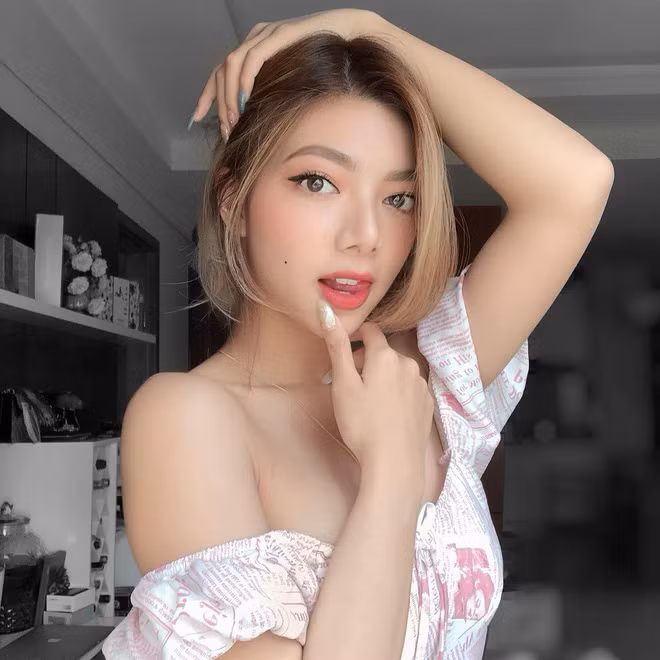 Katleen Phan Võ là ái nữ của chưởng môn phái Vịnh Xuân Nam Anh và Hoa hậu điện ảnh 1992. Bên cạnh đó, cô nàng này cũng được biết đến qua hot girl đai đen Vịnh Xuân.