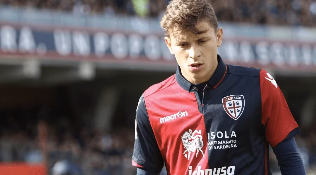 Nicolo Barella trở thành cái tên được cả MU lẫn Arsenal để. Cầu thủ này được mệnh danh là "Gerrard đệ nhị" và hiện đang thi đấu cho Cagliari.