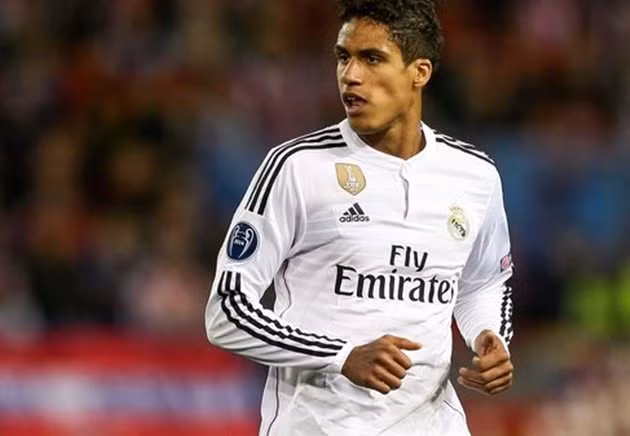 Mới đây, truyền thông Tây Ban Nha đưa tin Mourinho ấp ủ 1 bản hợp đồng bất ngờ cho MU và cái tên được điền đó là Raphael Varane.