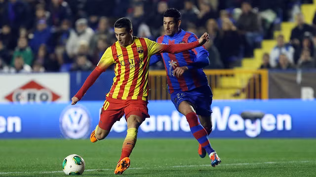 Việc không thể cạnh tranh với những ngôi sao lớn hơn như Messi, Neymar hay Suarez khiến Tello bật bãi khỏi Barca dù trước đó tài năng trưởng thành từ La Masia này được đánh giá rất cao.