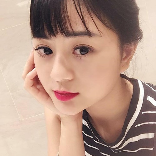 Sở hữu gương mặt ưa nhìn với những đường nét thanh tú, từ sống mũi cao, cánh mũi thon gọn, đôi môi đỏ hợp mốt cùng đôi mắt có chiều sâu, Hồng Châu cực hút ánh mắt của mọi người và được mệnh danh là mỹ nhân khiến nhiều anh chàng "dành cả thanh xuân để ngắm".