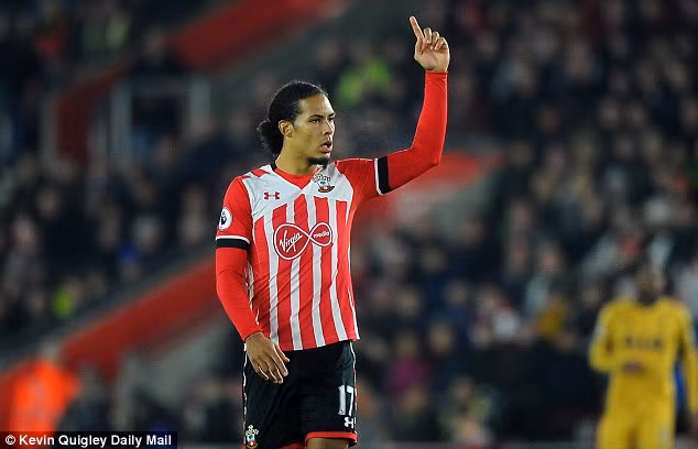 Virgil van Dijk từ chối Man City: Theo Telegraph đưa tin về những bản hợp đồng chuyển nhượng mới nhất thì trung vệ Virgil van Dijk đã từ chối những lời mời gọi từ Liverpool, Man City để gắn bó lâu dài với Southampton. GĐĐH Les Reed của Southampton cũng đã bác bỏ khả năng chia tay Van Dijk trong kì CN mùa Hè tới. Ảnh: Daily Mail