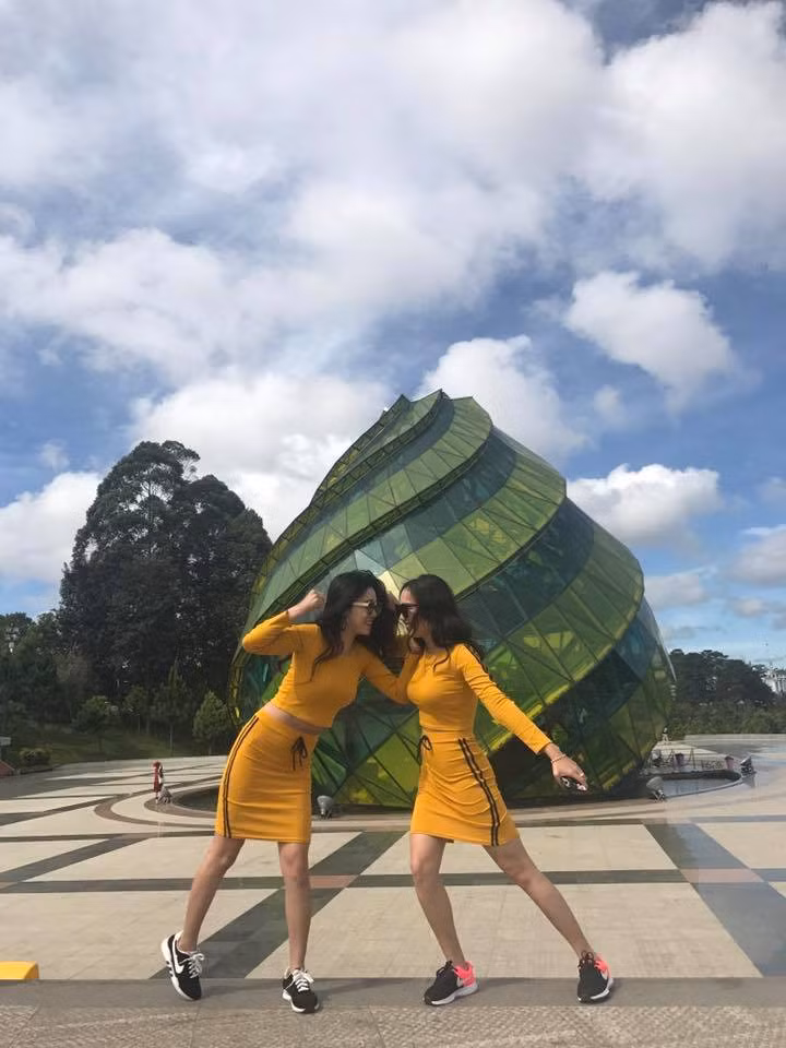 Cặp bạn thân xinh đẹp - dáng chuẩn H'Abi Niê và H'Dalin Eban. Theo chia sẻ của H'Abi Niê, bạn trai của H'Dalin Eban thường xung phong chụp ảnh cho người yêu và bạn thân của cô nàng.