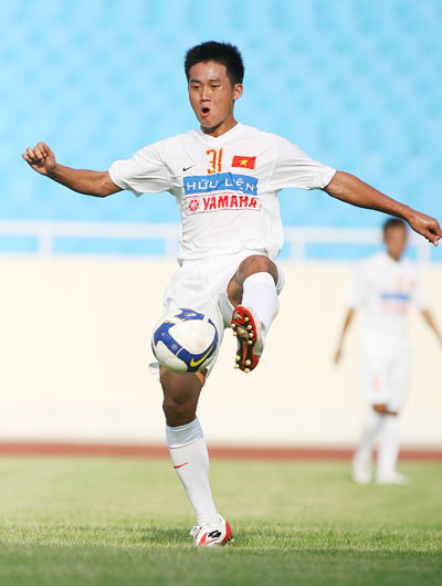 Tài năng của Hà Minh Tuấn được phát lộ khá sớm. 15 tuổi, Minh Tuấn đã thi đấu chuyên nghiệp tại Đà nẵng. 18 tuổi, anh được HLV Hoàng Văn Phúc gọi lên ĐTQG nhưng không để lại dấu ấn gì nhiều.