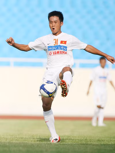 Tài năng của Hà Minh Tuấn được phát lộ khá sớm. 15 tuổi, Minh Tuấn đã thi đấu chuyên nghiệp tại Đà nẵng. 18 tuổi, anh được HLV Hoàng Văn Phúc gọi lên ĐTQG nhưng không để lại dấu ấn gì nhiều.