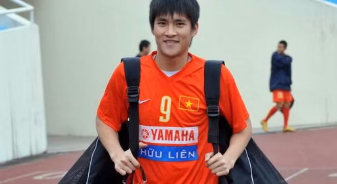 Tháng 3/2004, Công Vinh được HLV Edson Tavares triệu tập lên ĐT Việt Nam. Lúc đó anh mới 19 tuổi. Trận ra mắt của Công Vinh trong màu áo ĐT, Việt Nam thua Hàn Quốc 0-2 ngày 9/6/2004. Bàn thắng vào lưới Sinh viên Hàn Quốc chính là bàn thắng đầu tiên của Công Vinh cho ĐT Việt Nam.