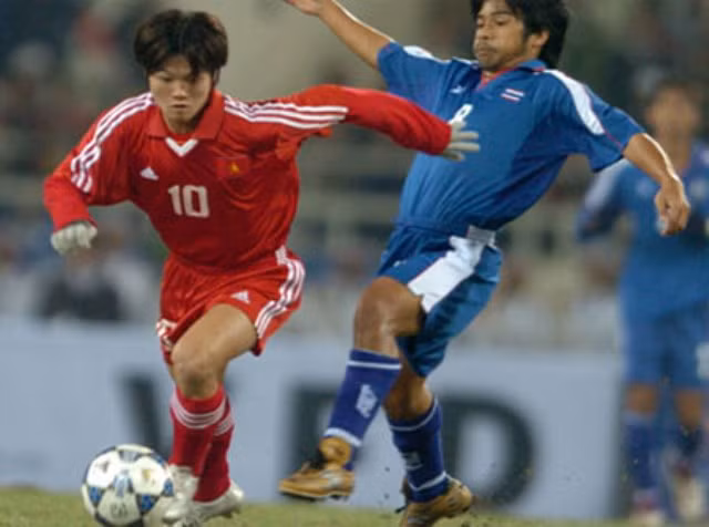 Thời gian sau đó, những màn trình diễn ấn tượng cùng với những bàn thắng đẳng cấp của Văn Quyến khiến cho NHM xốn xang. Thế nhưng, tại SEA Games 23 (2005), cầu thủ sinh năm 1984 này và một số đồng đội đã bị bắt vì bán độ. Sau đó anh bị khởi tố và nhận án phạt 2 năm tù treo.