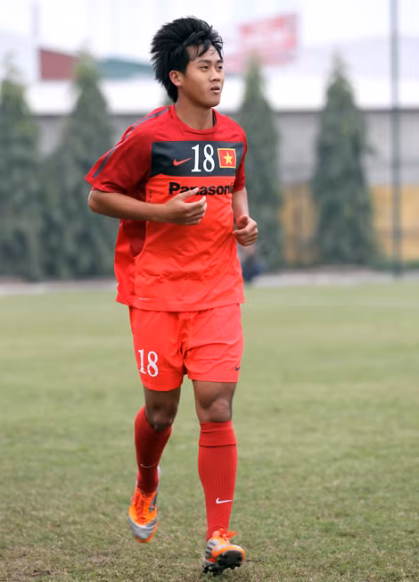 Hà Minh Tuấn là cầu thủ được HLV Hoàng Văn Phúc gọi lên ĐTQG năm 18 tuổi.