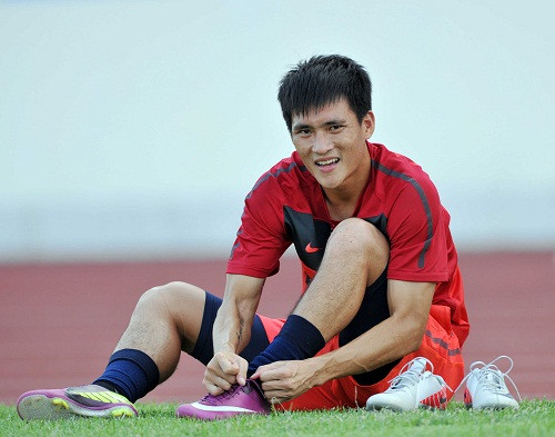 Giống như Nguyễn Thành Long Giang, Lê Công Vinh cũng là cầu thủ được gọi lên phục vụ ĐTQG Việt Nam lần đầu năm 19 tuổi.