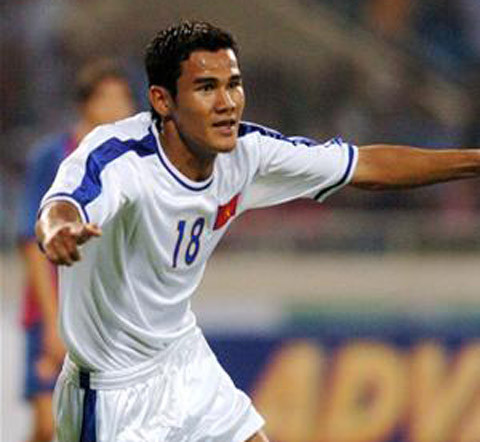 Tuy nhiên sau đó, Phan Thanh Bình không giữ được phong độ. Dần dà người ta chỉ còn nhớ chàng tiền đạo này vì anh có cô vợ đẹp và đứa con gái xinh xắn.